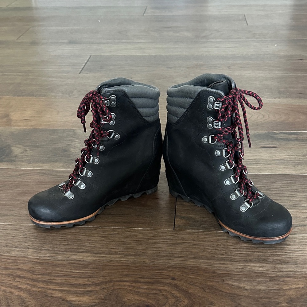 SOREL Conquest Black Leather Wedge Boots, Lace Up Red Accent Laces